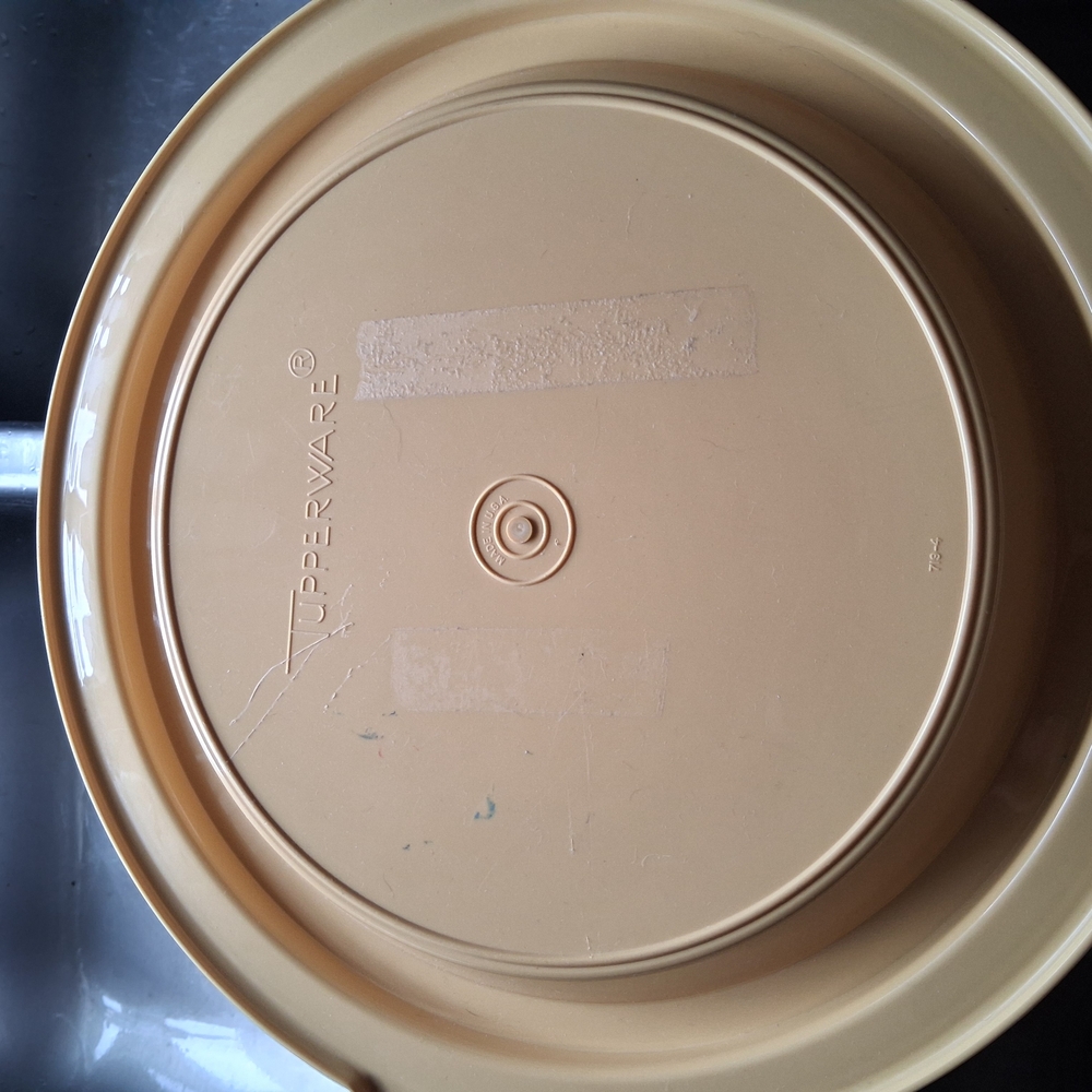 Tupperware Cream Cake Carrier - Picture 2 of 2